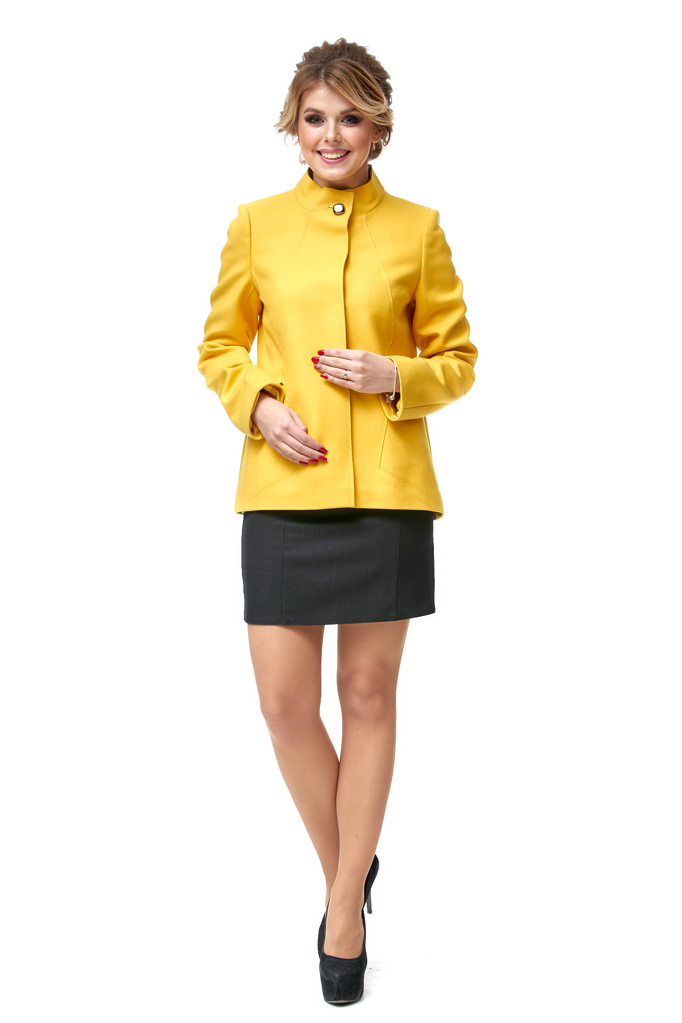 Женское пальто с желтым воротником
